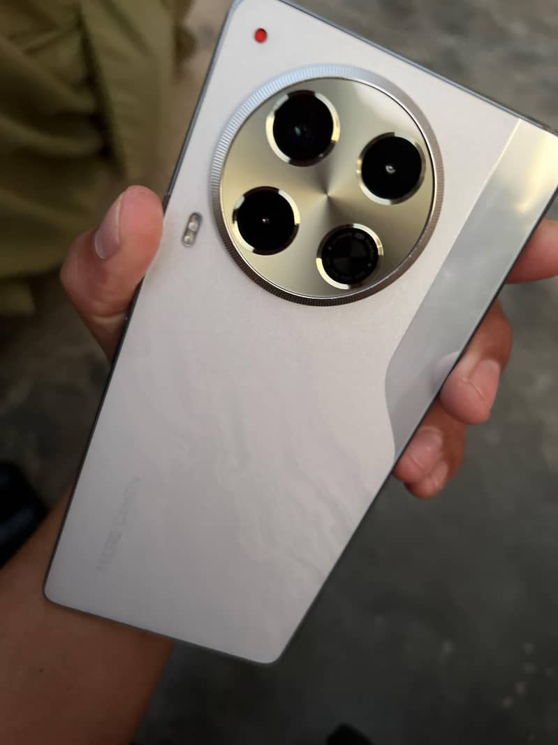 Tecno CAMON 30 1