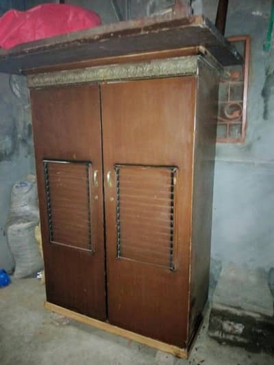 safealmare with dining table good condition