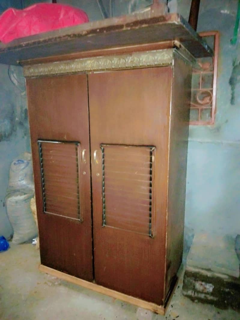 safealmare with dining table good condition 1