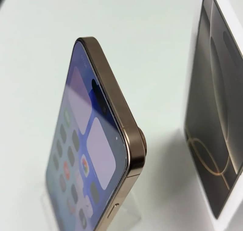 Apple iPhone 16 Pro Max 2