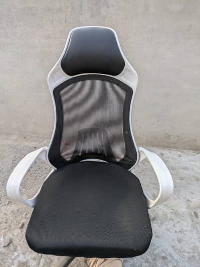 White Revolving Office Chair – Almost New