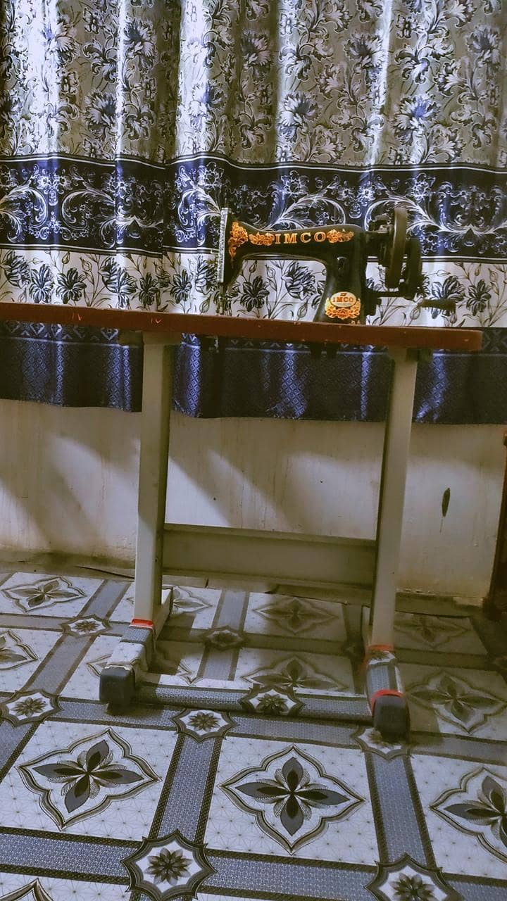 SEWING MACHINE WITH STAND 3