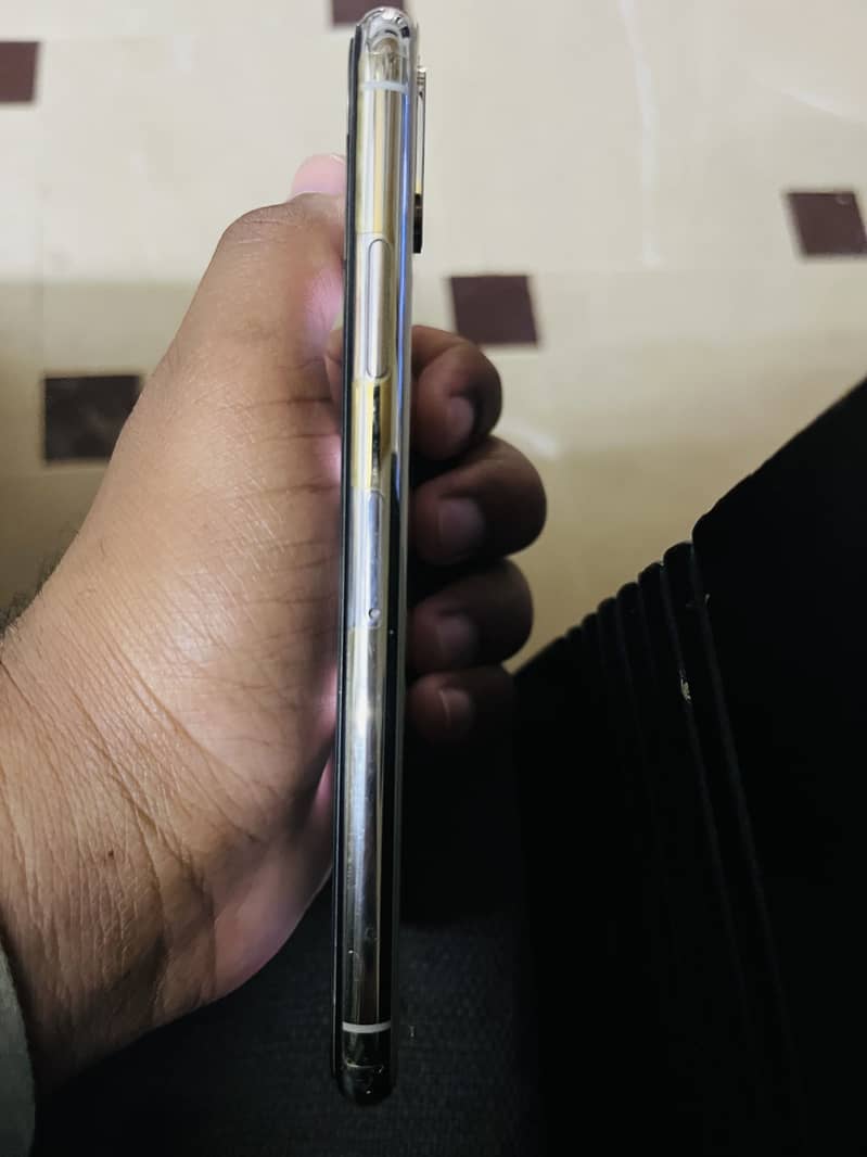 Apple iPhone X 4
