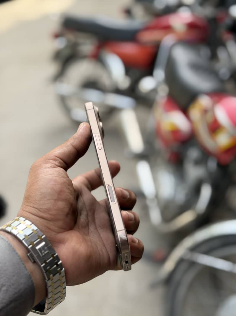Apple iPhone 16 Pro Max 1