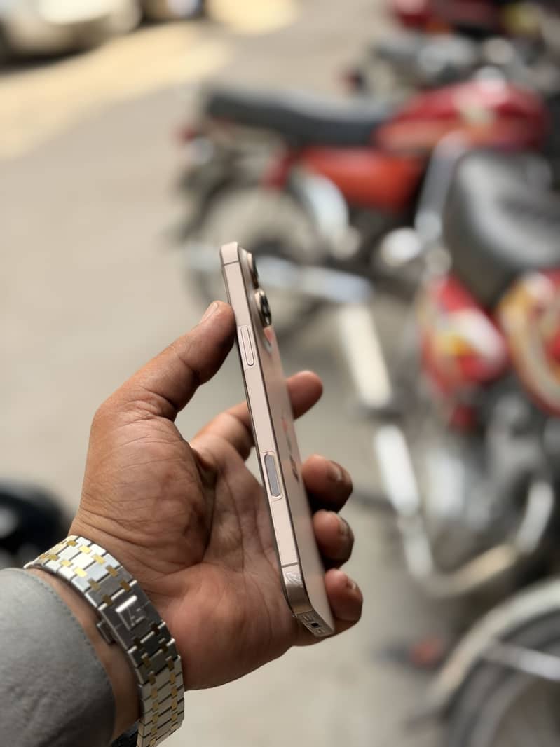 Apple iPhone 16 Pro Max 2