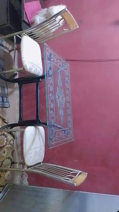 4 chairs dinning table with chairs in very good condition