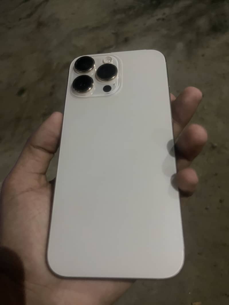 Apple iPhone 16 Pro Max 4