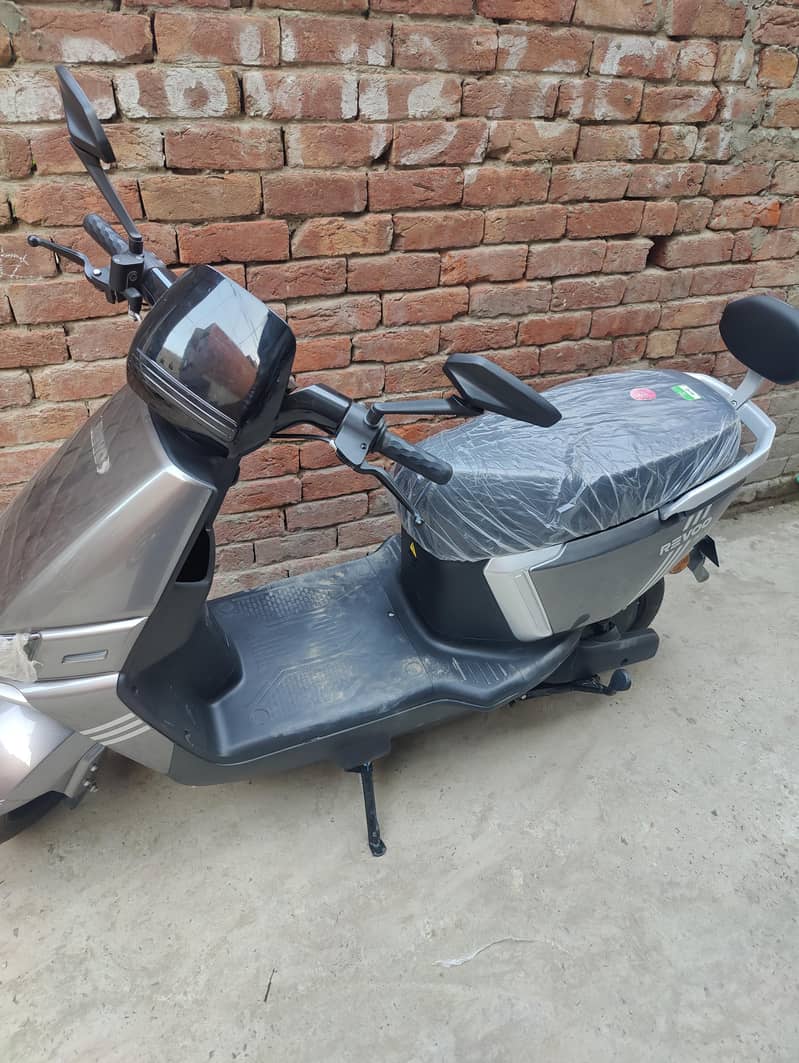 Revoo A12 2