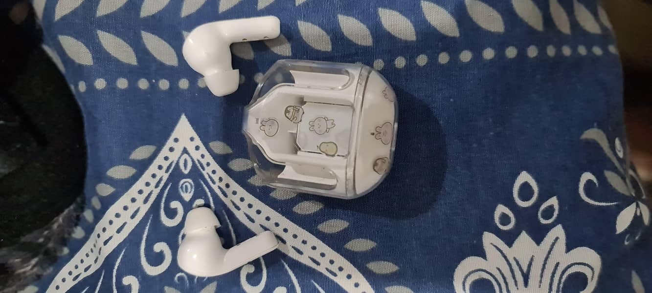 wireless earbuds 1