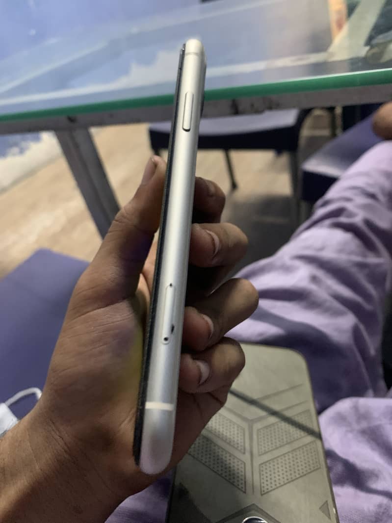 Apple iPhone 11 3