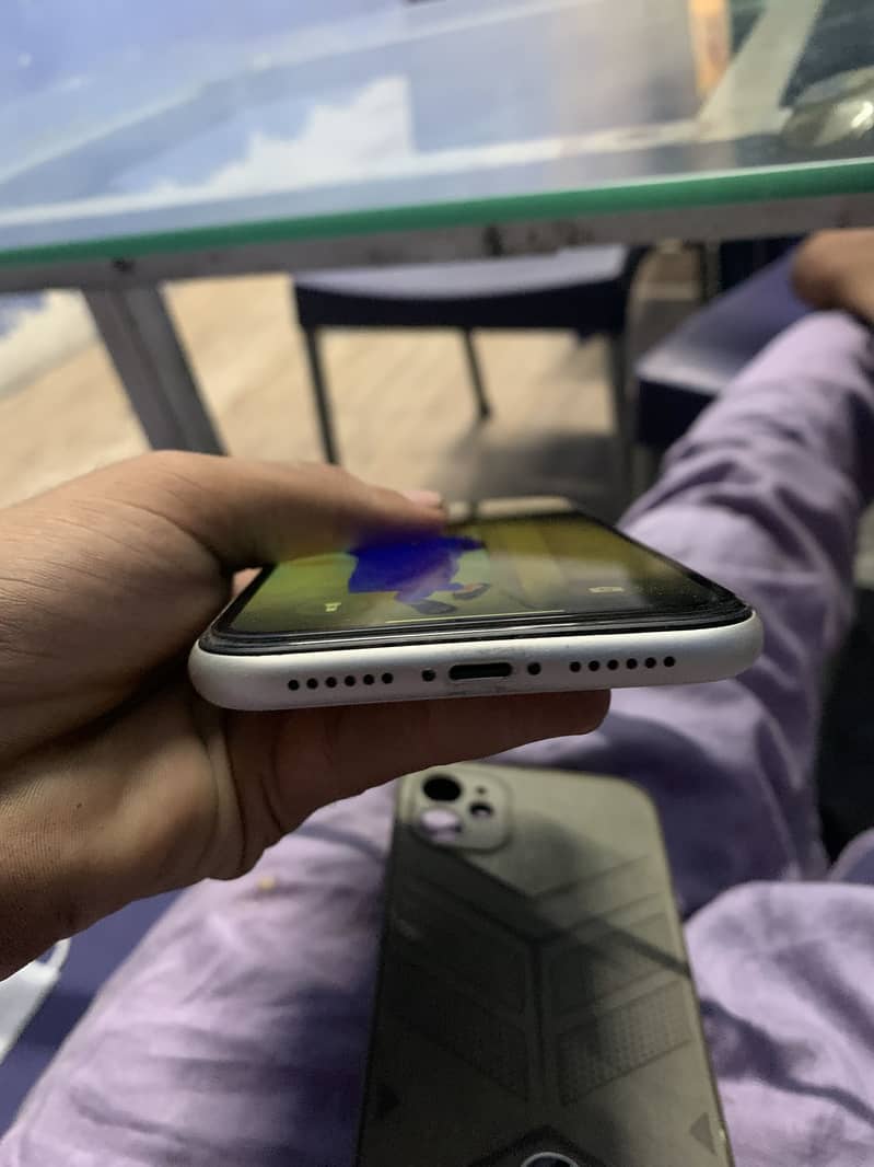 Apple iPhone 11 4