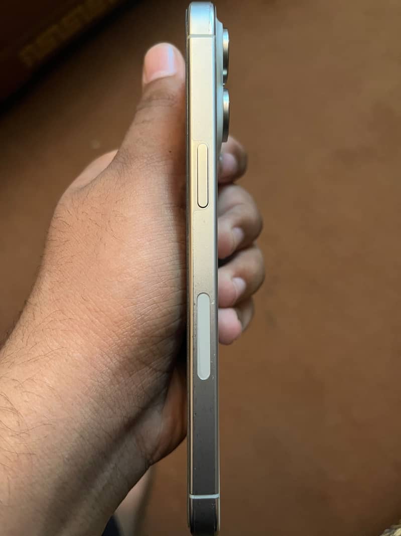 Apple iPhone 15 Pro Max 4
