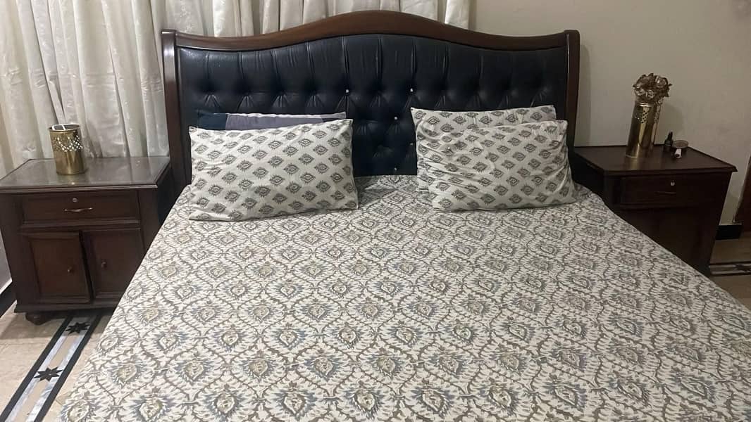 Bed,2 side table 0
