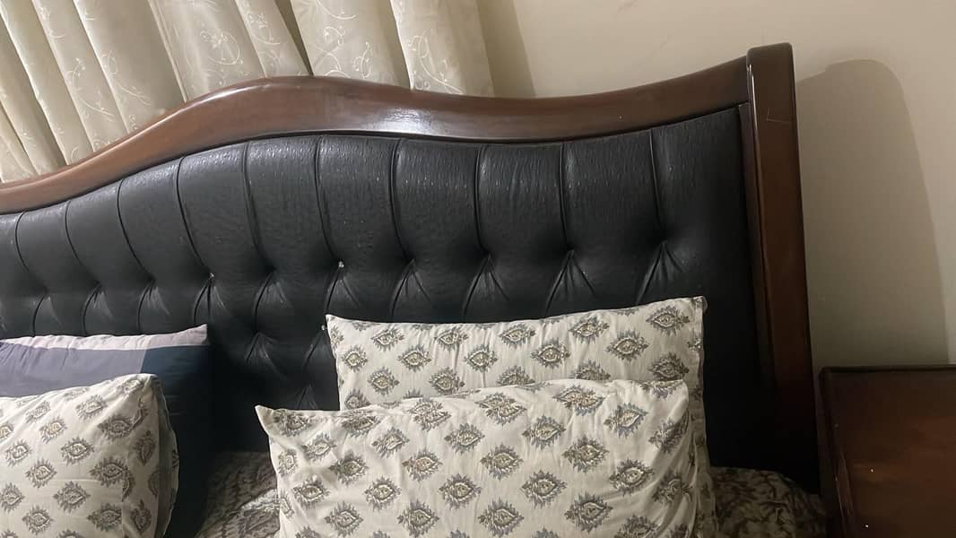 Bed,2 side table 1