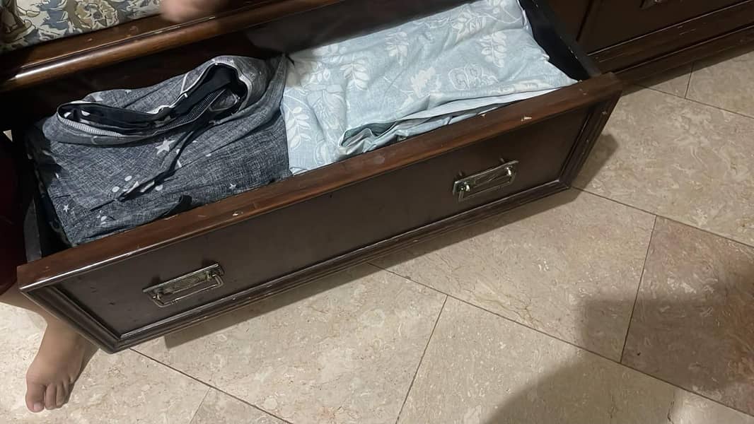 Bed,2 side table 3