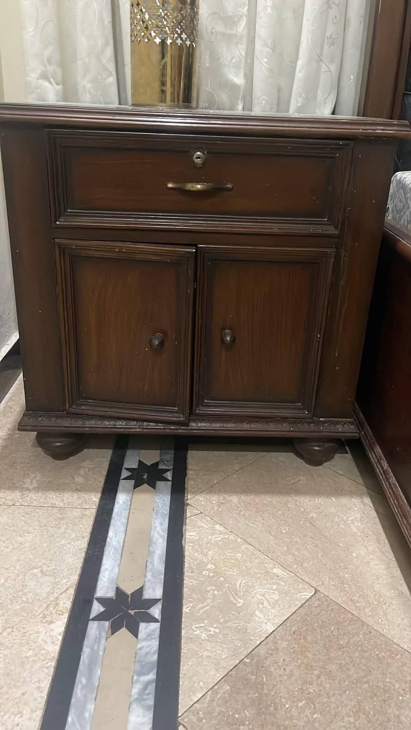 Bed,2 side table 4