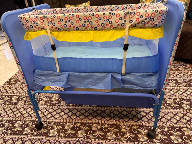 baby cot and swing 0