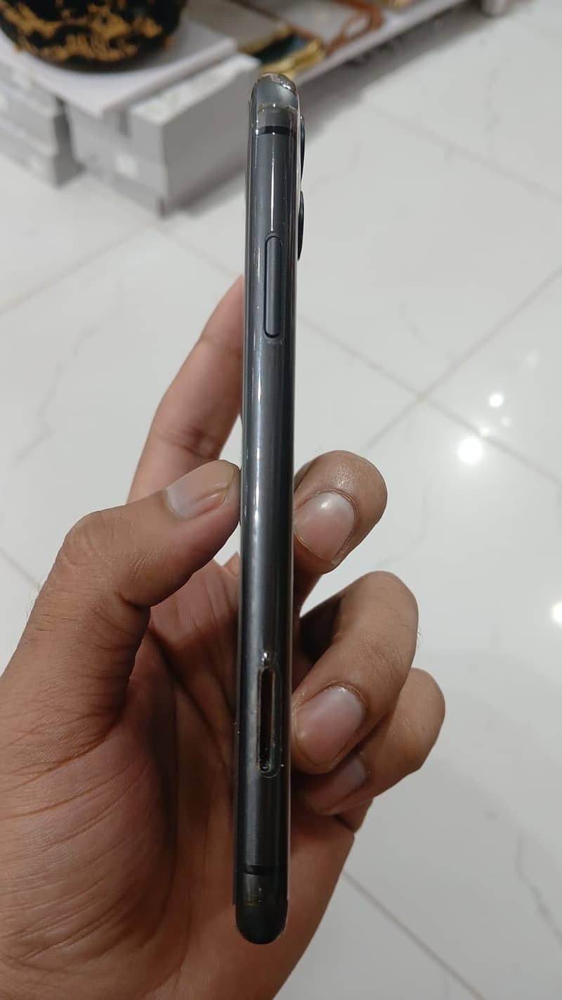 Apple iPhone 11 4
