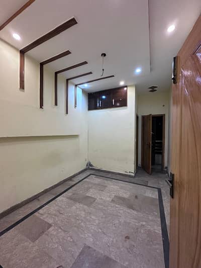 3.50 Marla Upper Portion Avaiable for rent in azam gardn Lahore