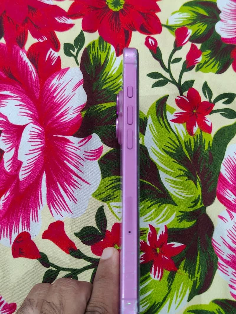 Apple iPhone 16 Plus 4