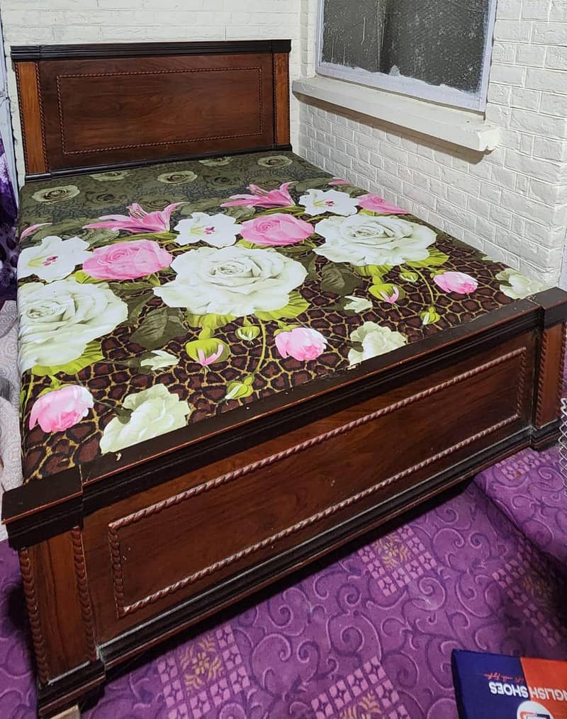 King size bed 0
