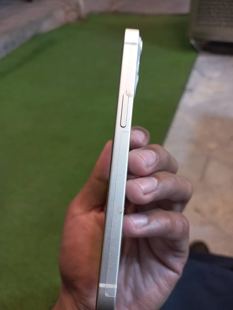 Apple iPhone 13 4