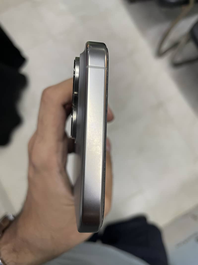 iPhone 16 Pro Max 1