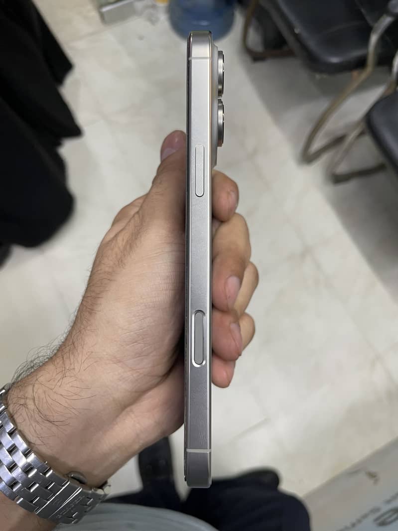 iPhone 16 Pro Max 2