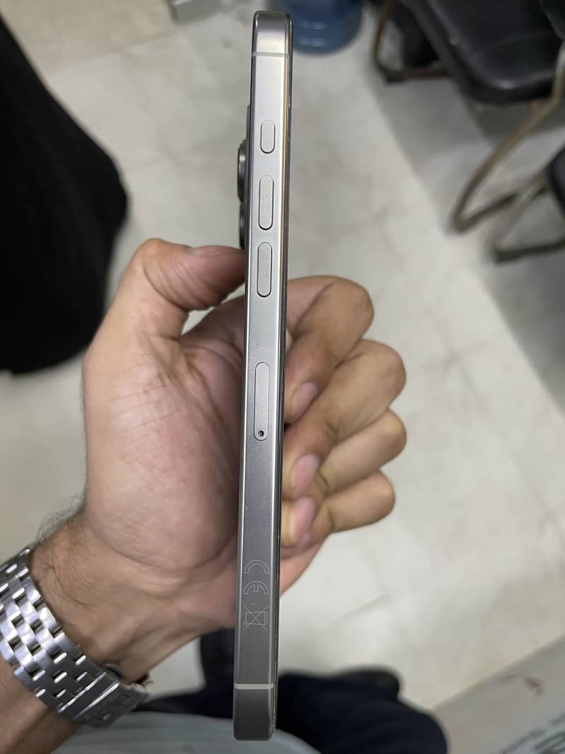 iPhone 16 Pro Max 4
