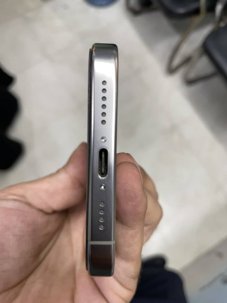 iPhone 16 Pro Max 5