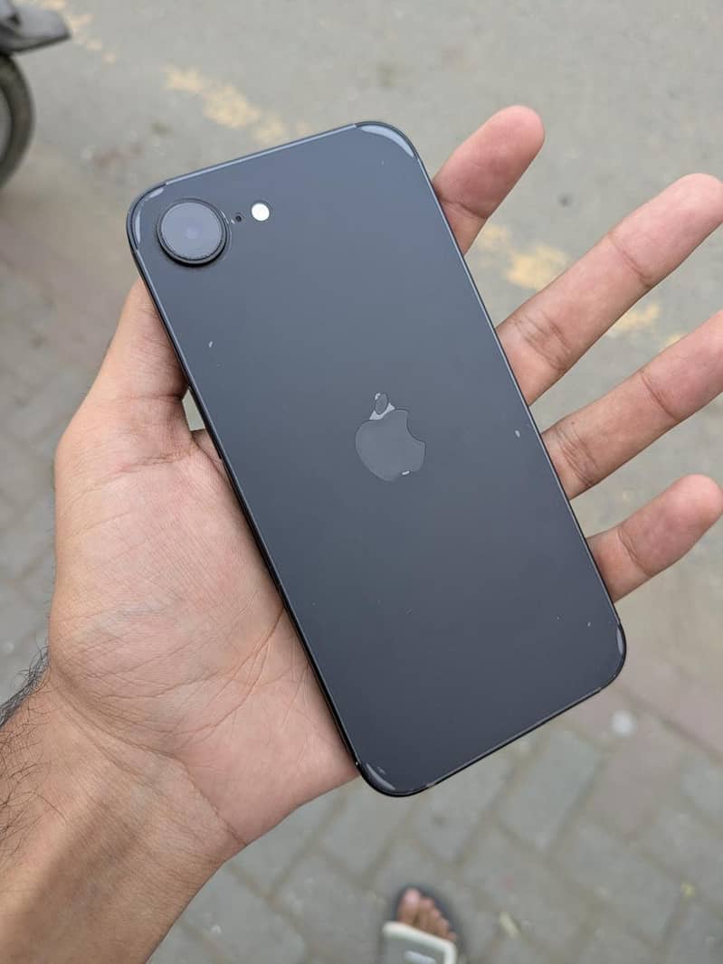 Apple iPhone 16e 0