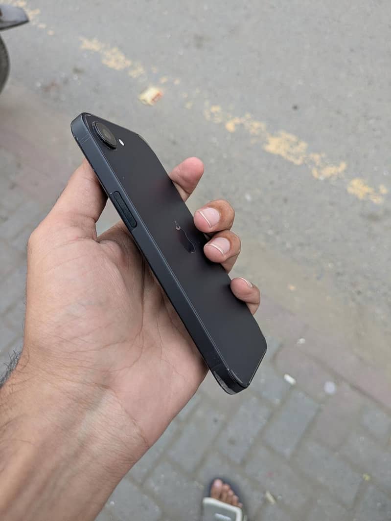 Apple iPhone 16e 2