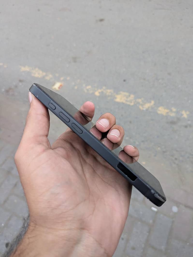 Apple iPhone 16e 3
