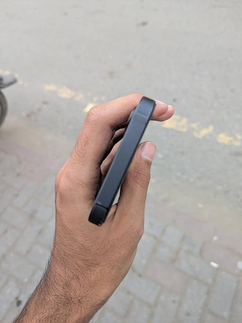Apple iPhone 16e 4