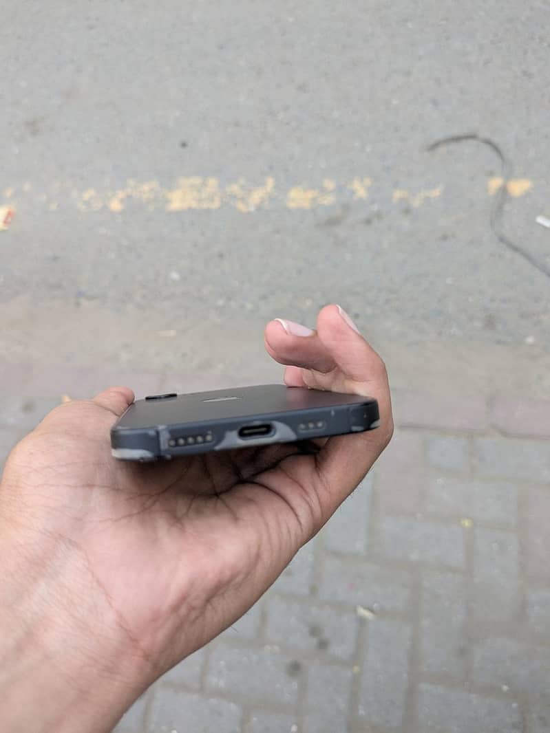 Apple iPhone 16e 5