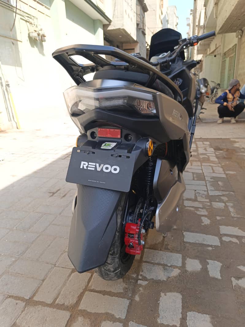 Revoo E52 3