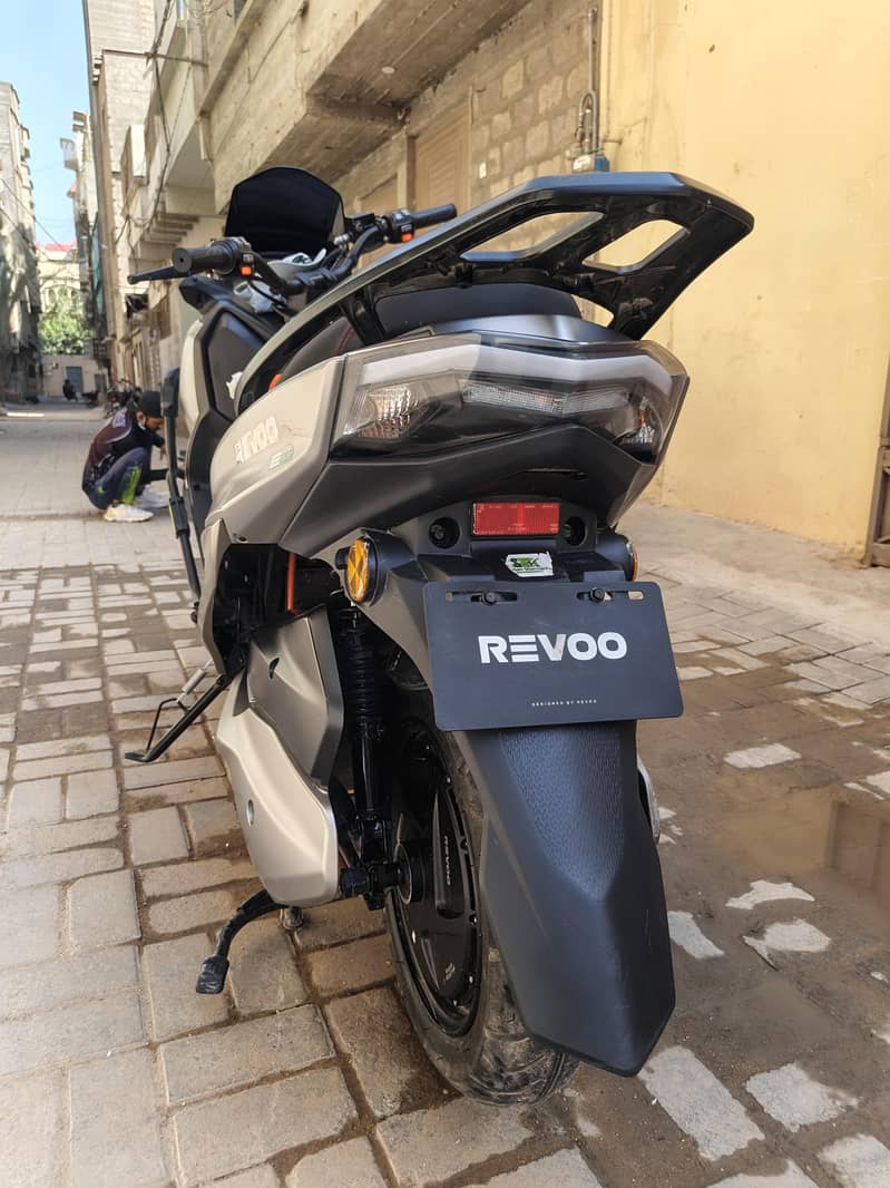 Revoo E52 4
