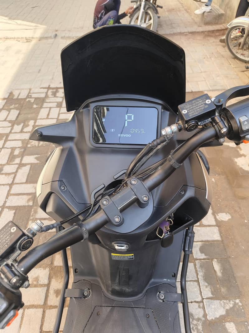 Revoo E52 5