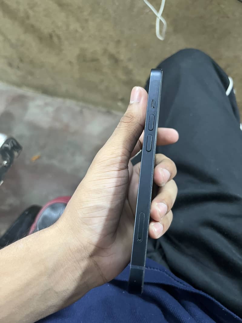 Apple iPhone 13 4