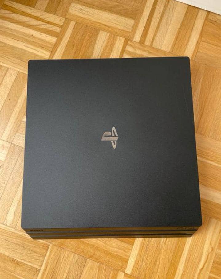 PS4 PRO (Jailbroken) (1TB) 10/10 1