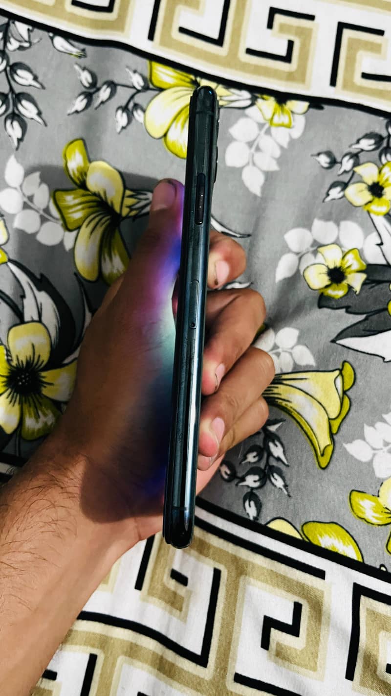 Apple iPhone 11 Pro Max 4