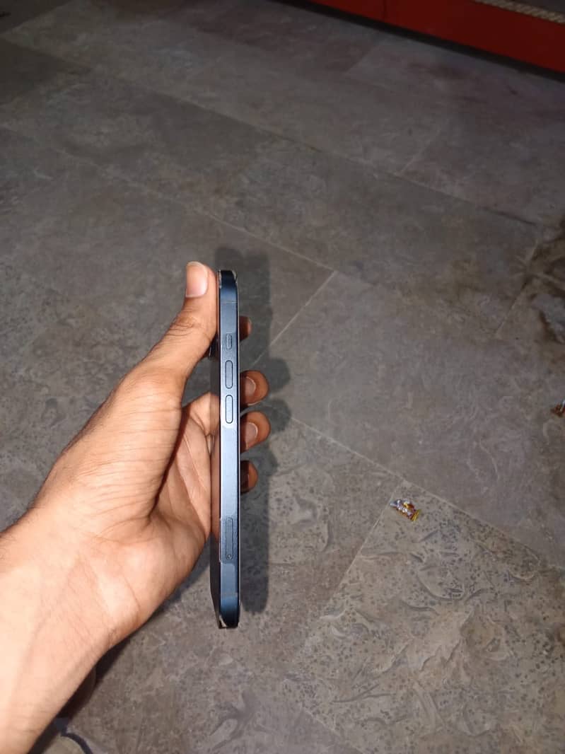 Apple iPhone 13 2
