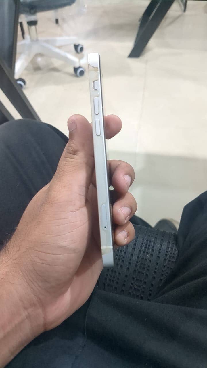 Apple iPhone 12 4