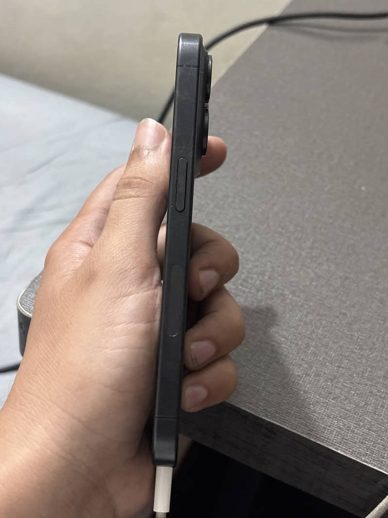Apple iPhone 15 Pro 3