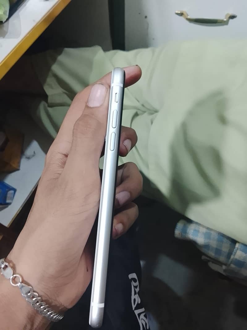 Apple iPhone 11 3