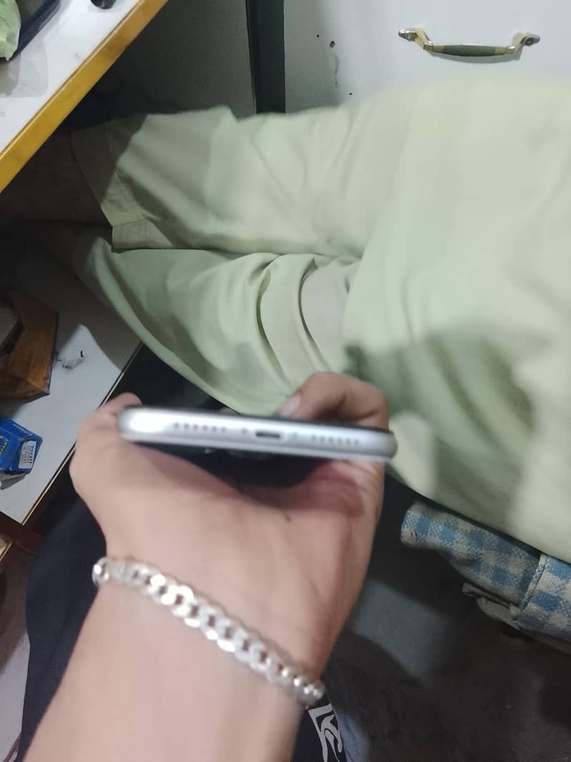 Apple iPhone 11 4