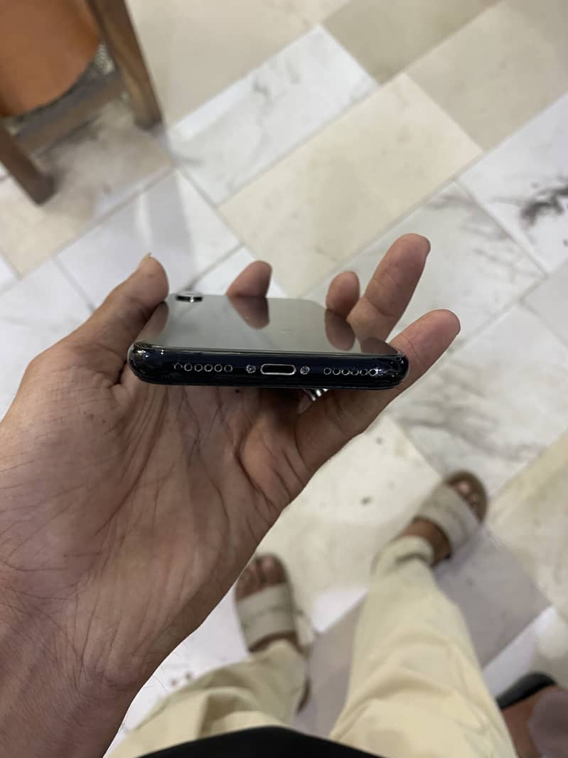 Apple iPhone X 5