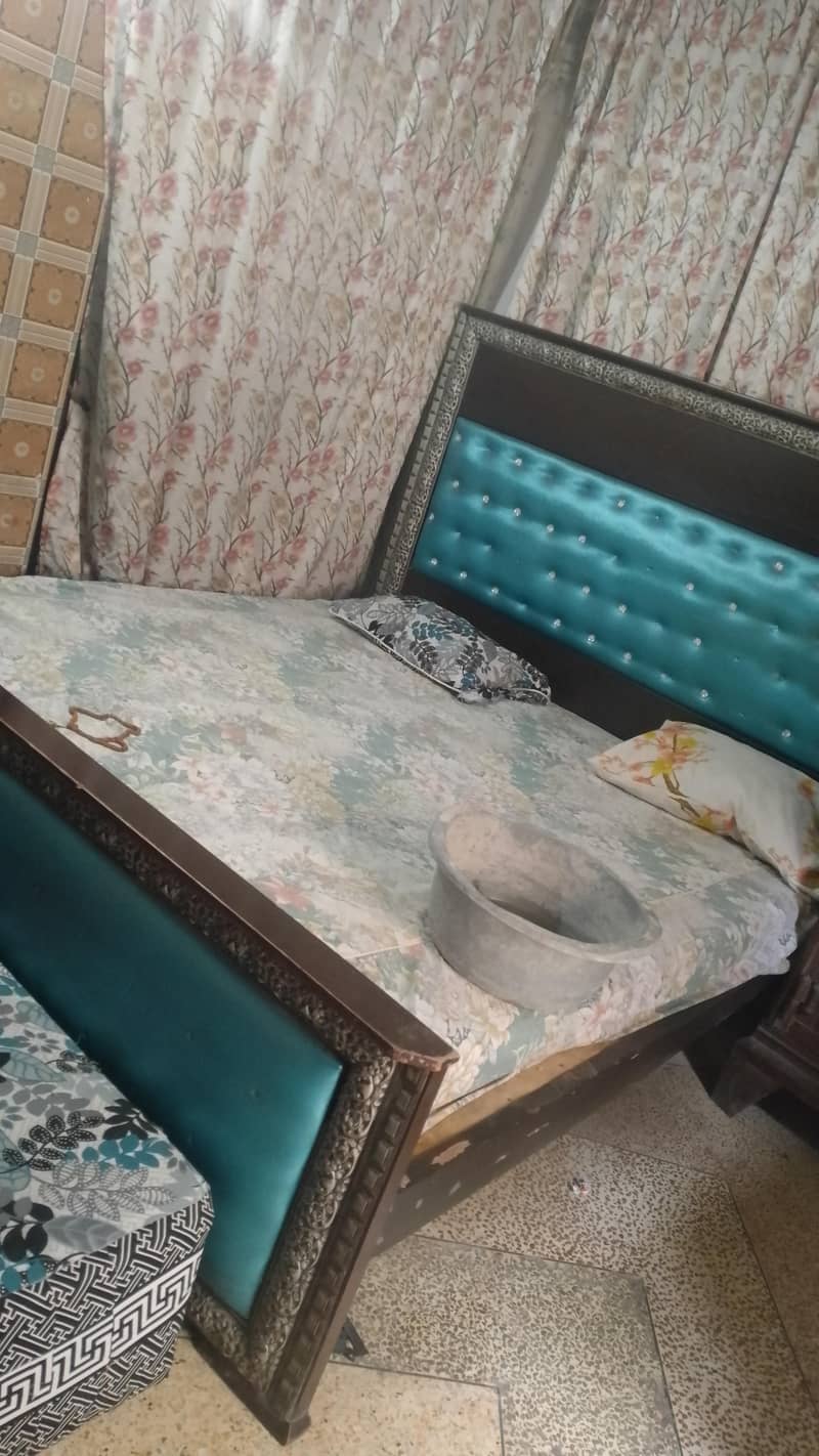 bed +2 side tables 0