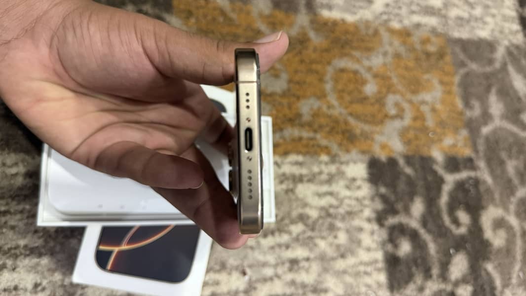 Apple iPhone 16 Pro Max 2
