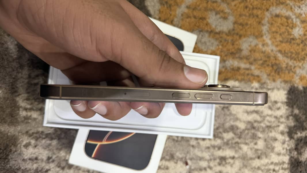 Apple iPhone 16 Pro 3